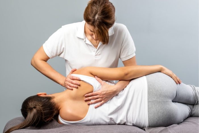 Osteopath in Adelaide treating shoulder pain