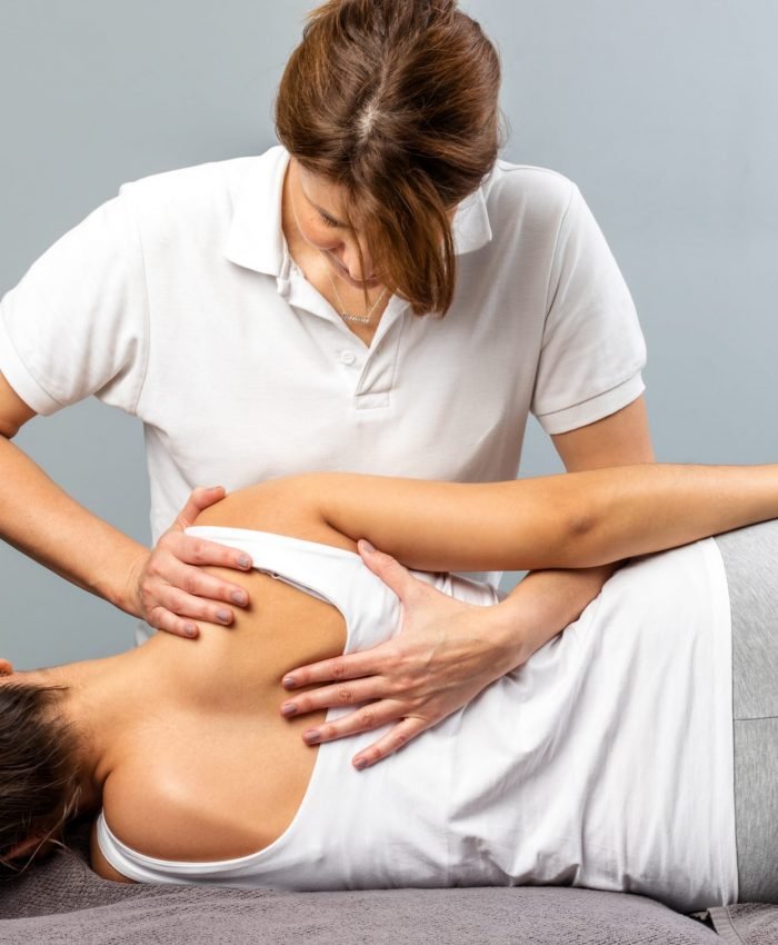 Osteopath in Adelaide treating shoulder pain