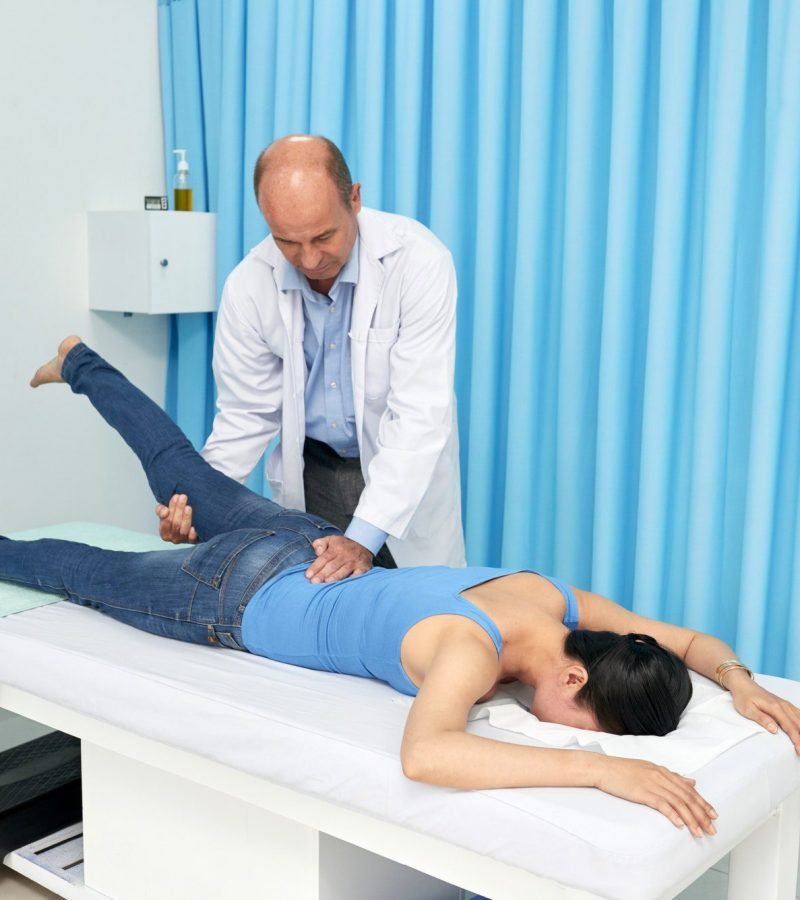 Osteopath in Adelaide givingSpine treatment